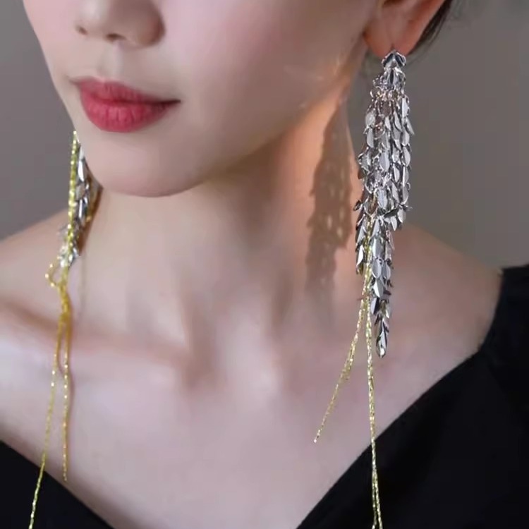 새로운 틈새 디자인 밀잎 얇은 체인 태슬 귀걸이, 패셔너블하고 과장된 개성 귀걸이, 여성용 긴 귀걸이