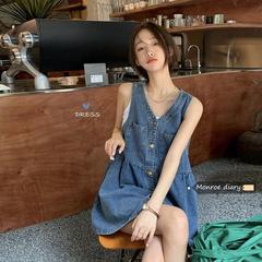デニムのストラップのワンピースの女性のデザイン感があります。