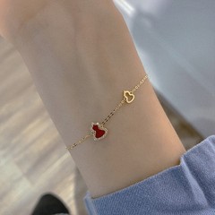 韓国版では、ゴールドメッキのブレスレットが流行しています。