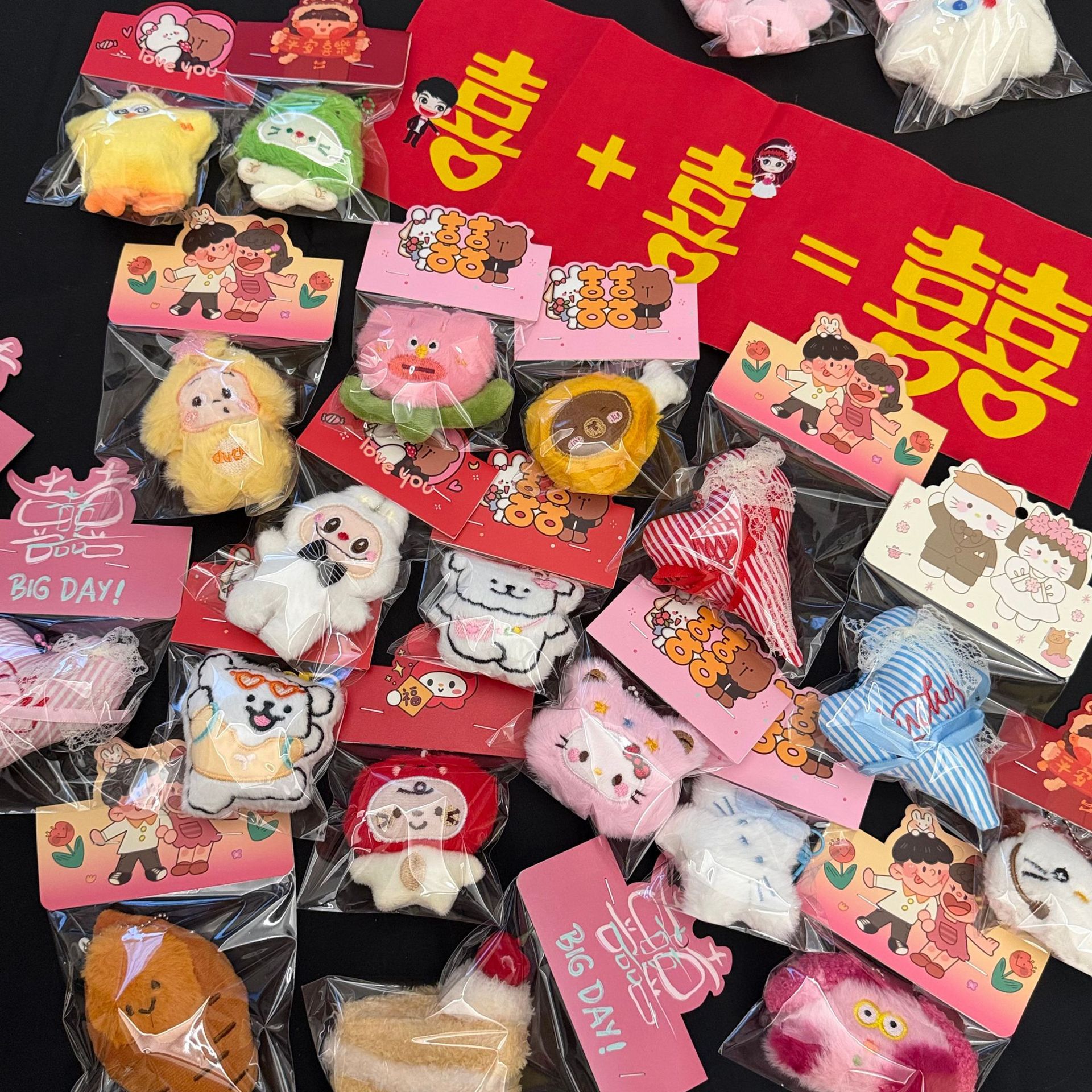 Popular on Xiaohongshu: Wedding throw dolls, New Year keychain pendants, cute plush toys, birthday gifts wholesale