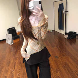 辣妹撞色格纹U领长袖T恤女秋季别到收腰修身打底衫内搭短款小上衣