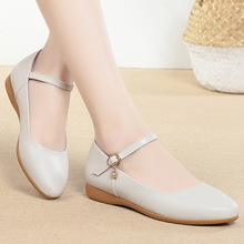 ���＾��վܛ�����mŮЬ�I���bͨ�ڹ���Ь�Ƶ�ͷ�Ůʿ��ĥƤЬ