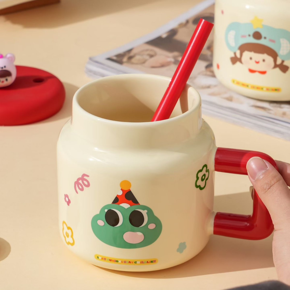 Creativa caricatura chica de paja de cerámica taza de agua acompañante mano regalo alto valor facial taza de marca con tapa encantadora taza de café transfronteriza