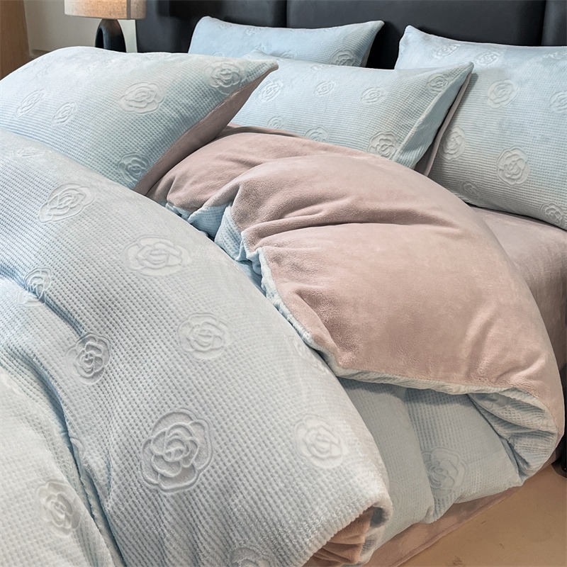 Cama de terciopelo de leche tallada gruesa de cuatro piezas de invierno cálido de coral franela edredón sábana de tres piezas