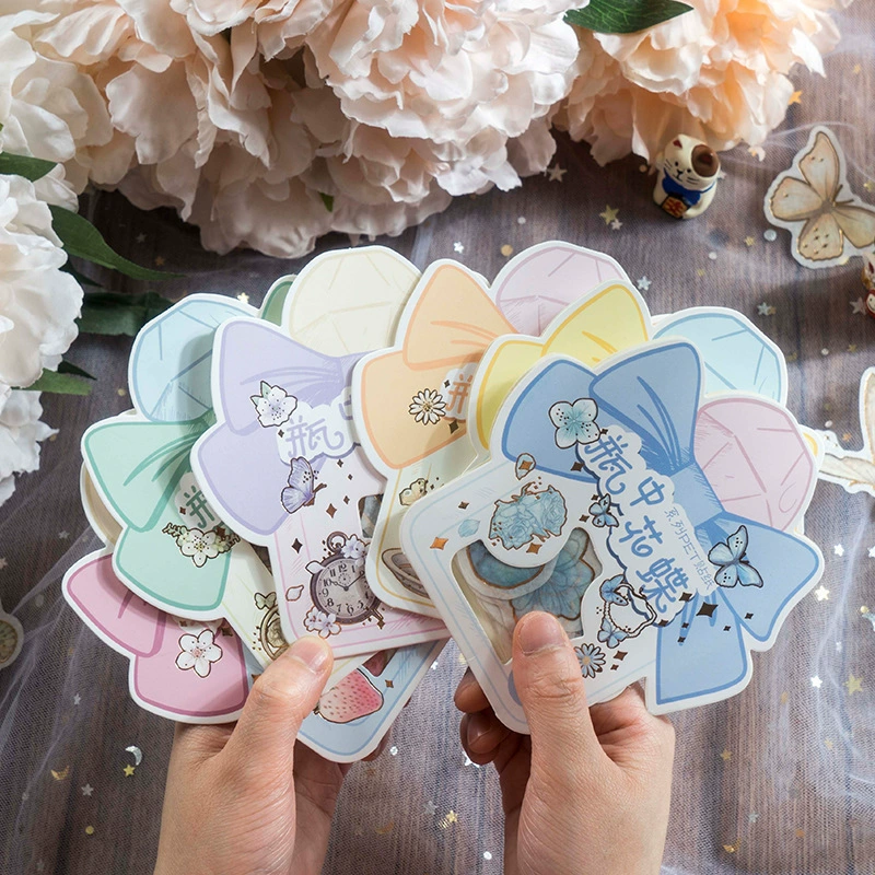 Цветочная бабочка в бутылке