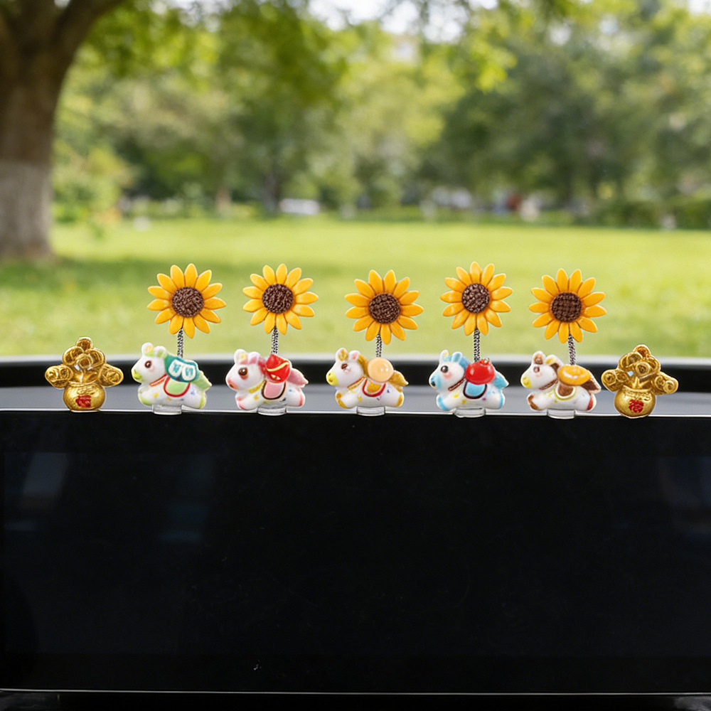 2026 nuevo año del caballo pequeños adornos de automóvil para hacerse rico ponies girasol oscilante decoración de consola central del automóvil