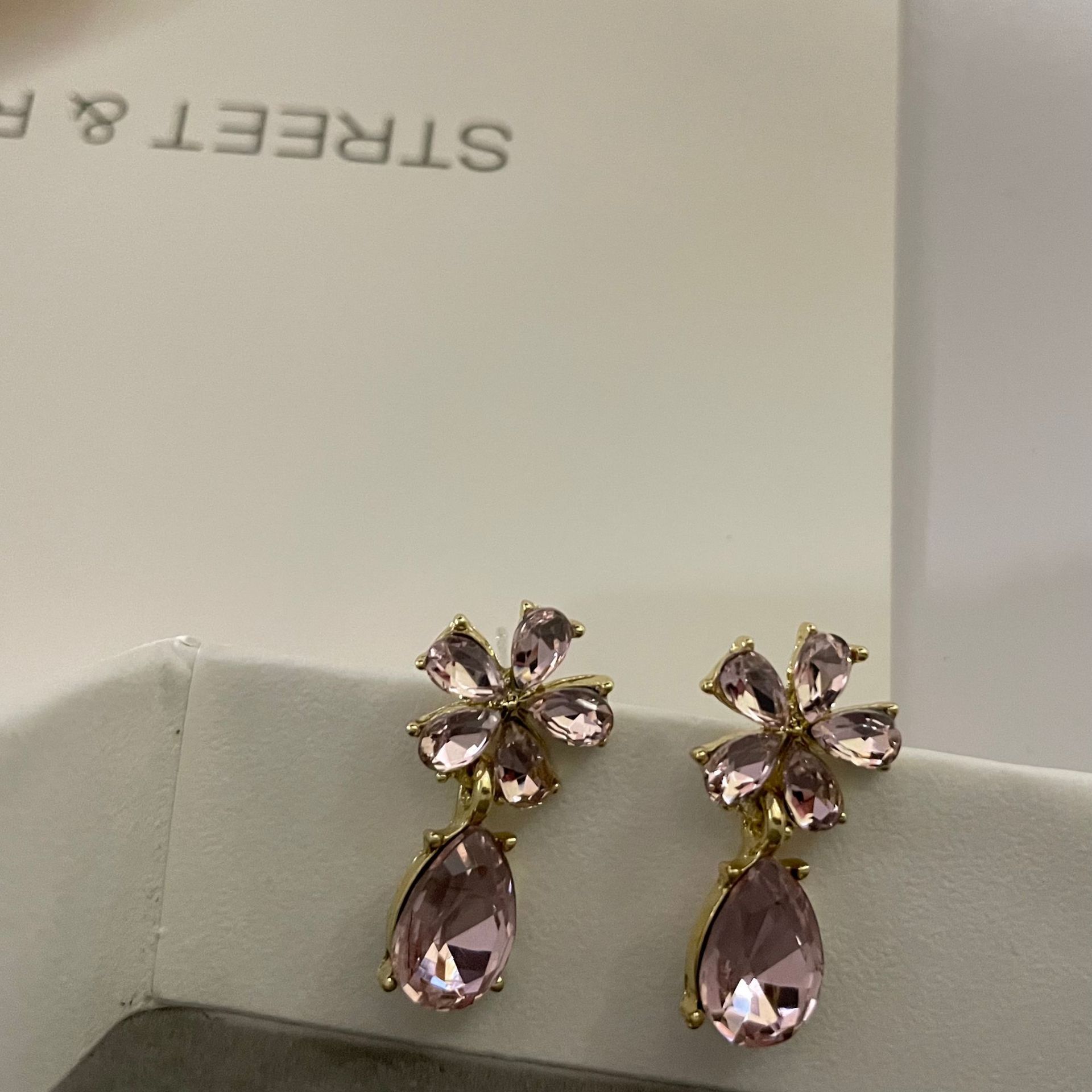 Elegant Retro Sweet Flower Alloy Plating Inlay Zircon Women's Drop Earrings display picture 1