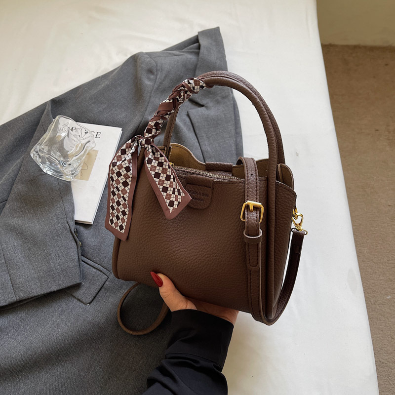 Bolso de mano explosivo transfronterizo para mujer 2025 nuevo bolso de mensajero de hombro de moda simple casual bolso de cubo de viaje