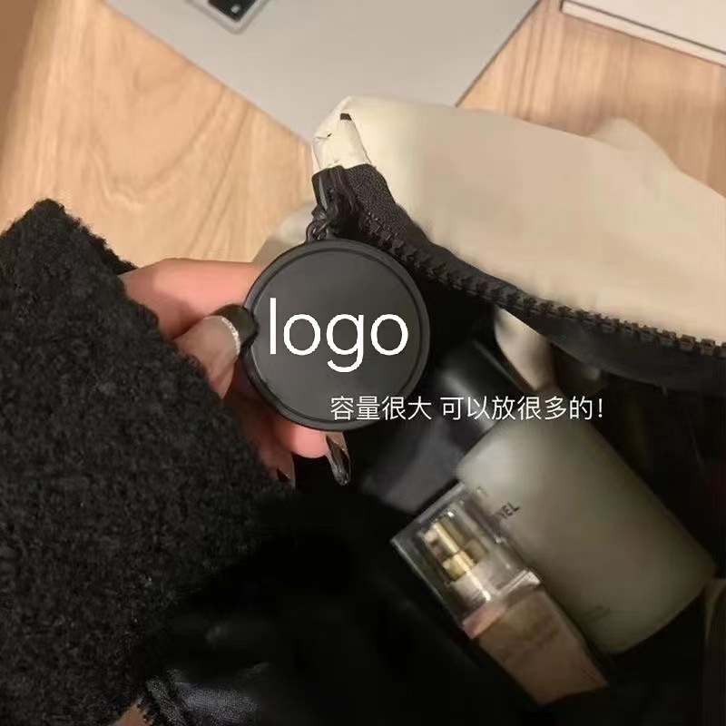 ファッションの新型の小さい香風の化粧袋のダウンジャケットの純色の携帯化粧品の収納袋の日常の軽い洗濯袋