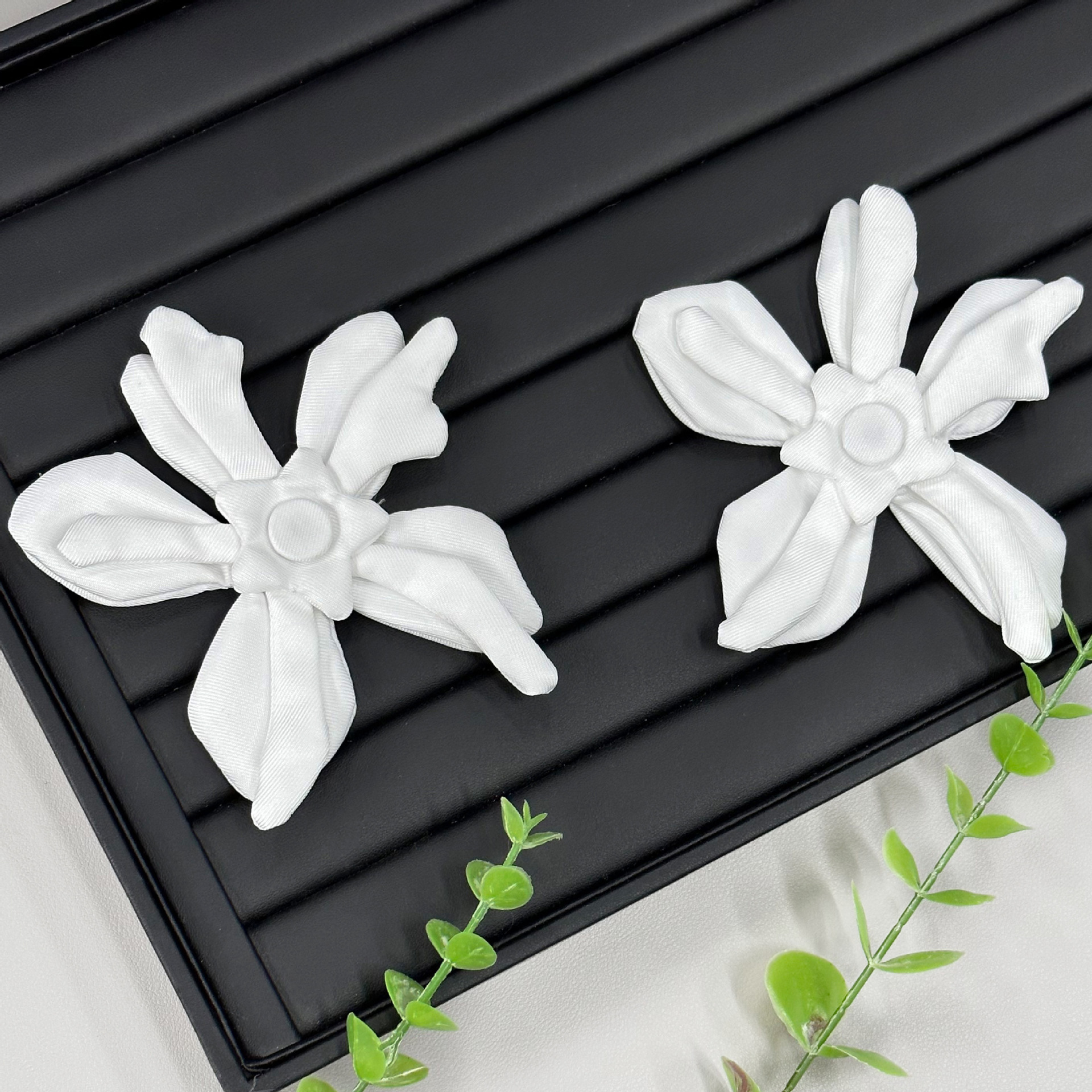 Inventario pequeño viento de cinco hojas flores de pecho blanco tela de flores zapatos de moda sombreros bolsos joyas para el cabello decoración de ropa image 2