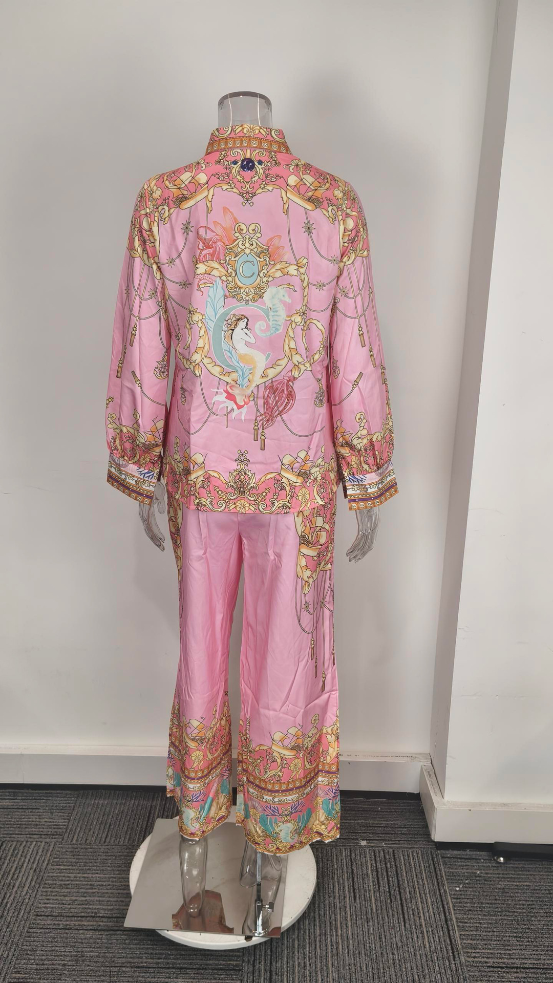 Conjunto elegante de camisa con estampado palacio y shorts mujer_voghion.com