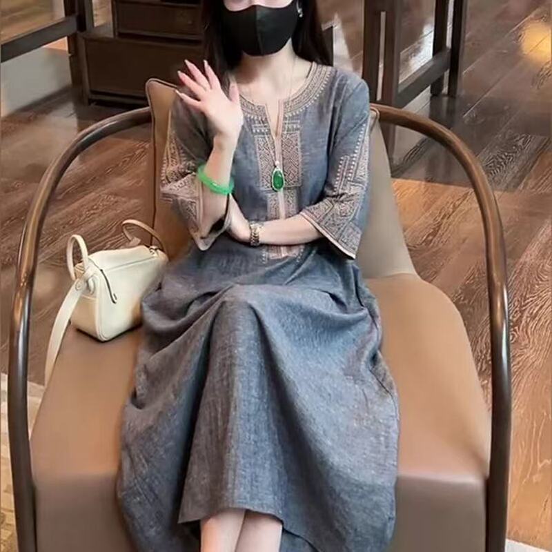 新しい中国風の刺繍 V ネックドレス女性のための 2025 夏の新しいルーズスリムカジュアル気質ロングスカート|undefined
