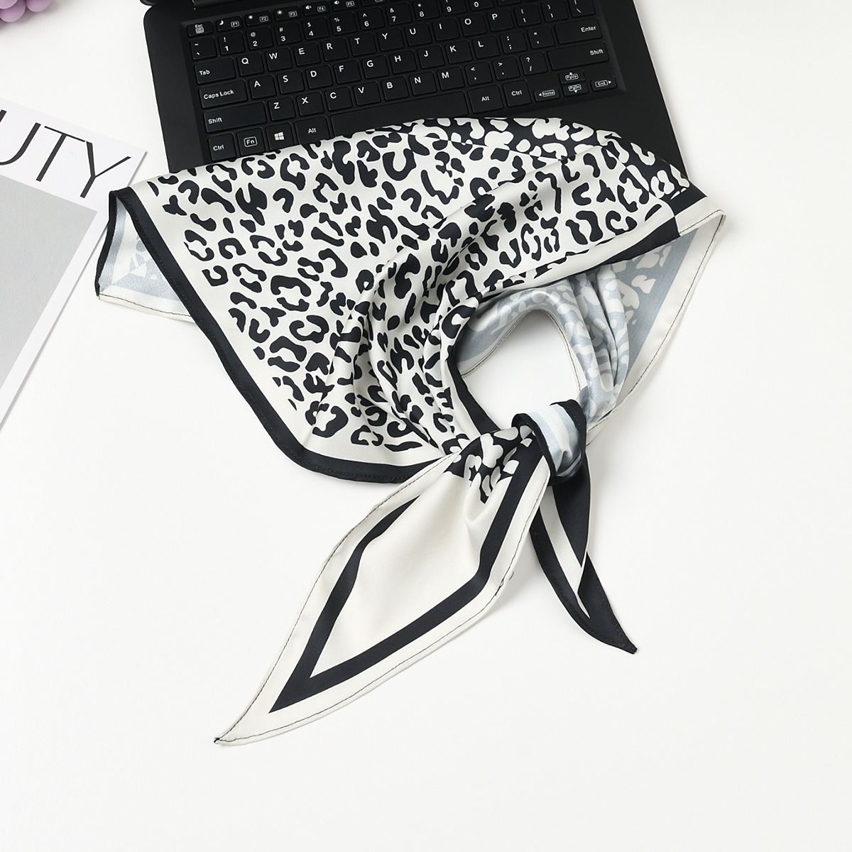 #218 스크램블 레오파드 프린트 밀키 화이트 베이스