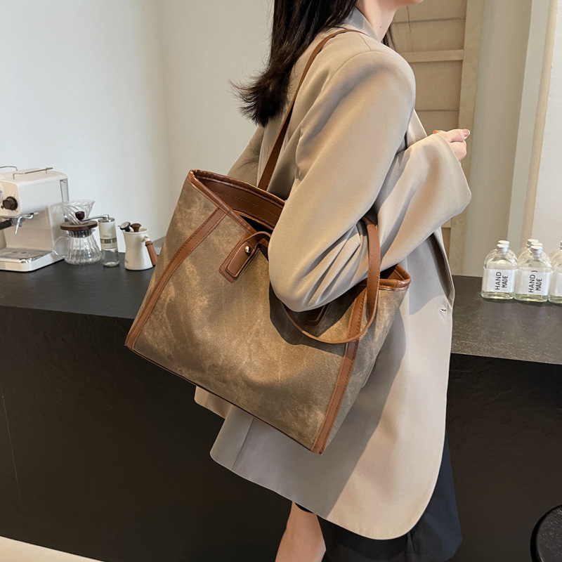 Alta sensación de bolso de mano de gran capacidad para mujeres otoño / invierno 2024 nuevo estilo retro moda tote bolso de hombro
