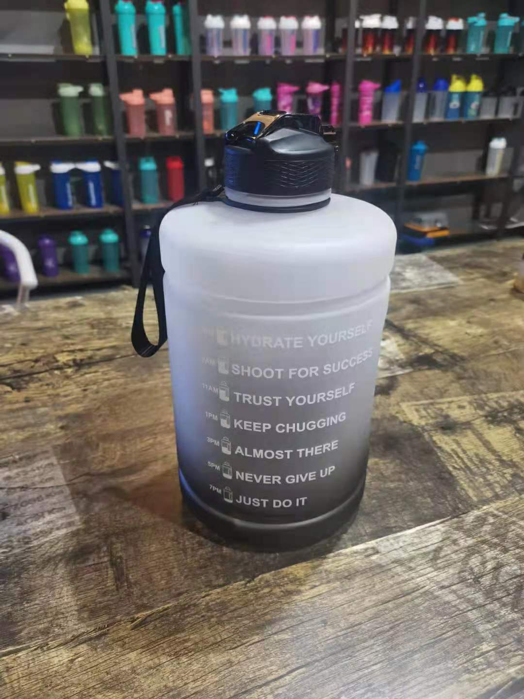 Capacidad transfronteriza deportes cubo taza portátil fitness más tamaño botella de agua con paja de plástico gradiente de color