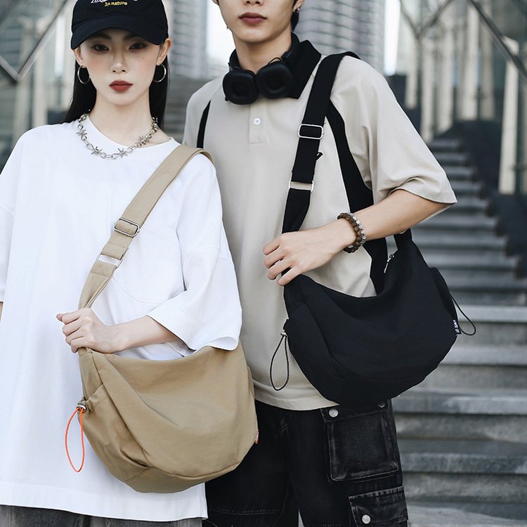 2024 새로운 간단한 패션 어깨 가방 만두 백 나일론 천 보그웨이 백 트렌디 한 멋진 여성 가방 크로스 바디 백