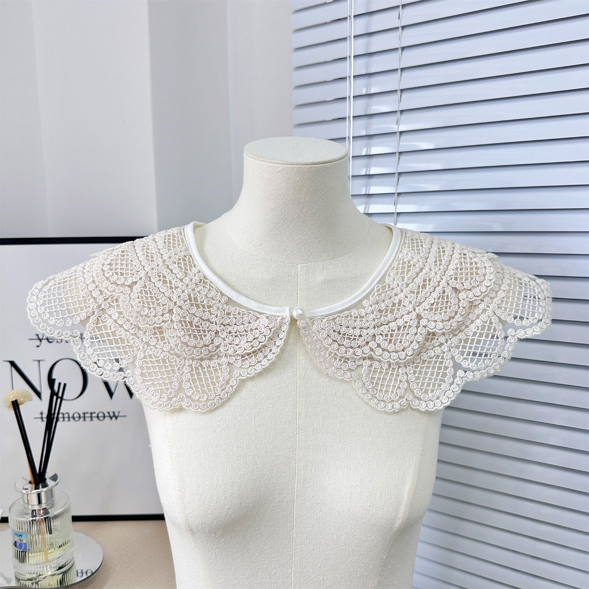 버튼이있는 66863 살구색 자동차 스트립