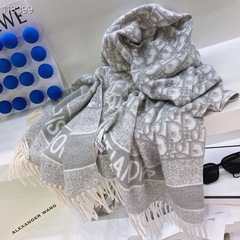 欧米風のカシミヤのマフラーの女性のアルファベットの薄い灰色の保温のストールの秋冬の両面の両用のマフラーの工場は本当に代行を提供します。