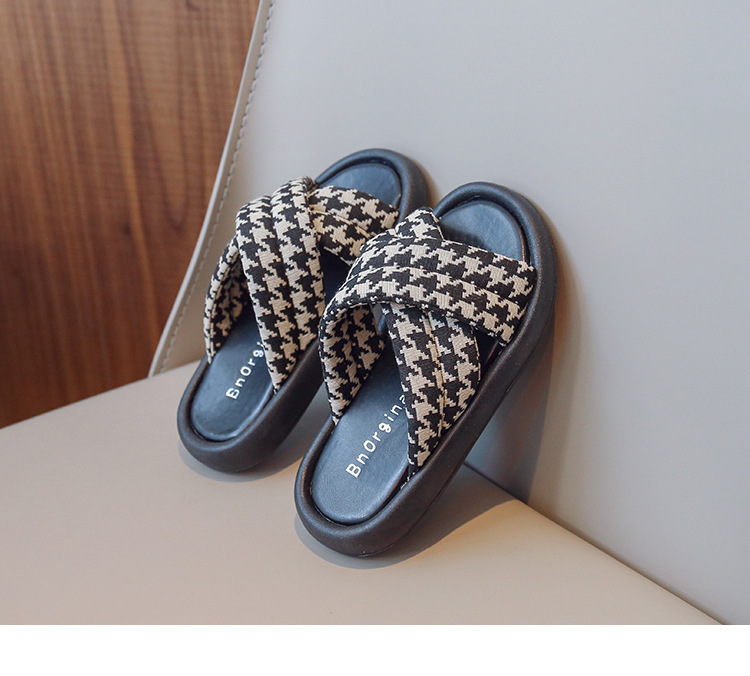 Pantoufles d'extérieur pour enfants, nouvelle collection été 2023, à carreaux croisés, mode coréenne, pantoufles décontractées pour filles, une ligne_voghion.com