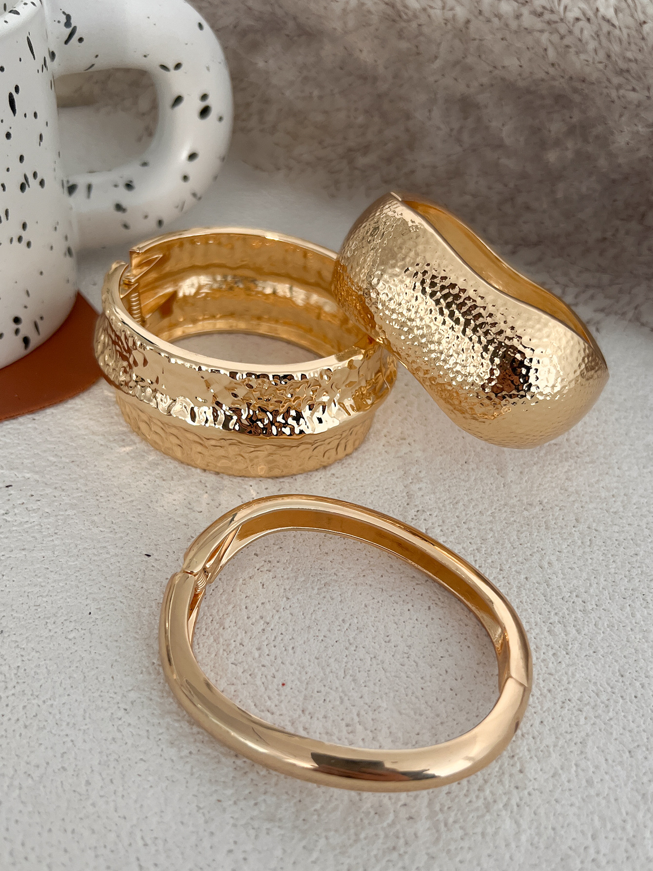 35g Weight Bangle Classification Alloy Chain Material 1 Piece Quantity Daily Occasion Alloy Material Irregular, Solid Color Pattern All Seasons Season Women's Gender Hip-Hop, Exaggerated, Simple Style Style Hammered, Plating Craft Hip-Hop Exaggerated Simple Style Irregular Solid Color Alloy Bangles Wholesale 15