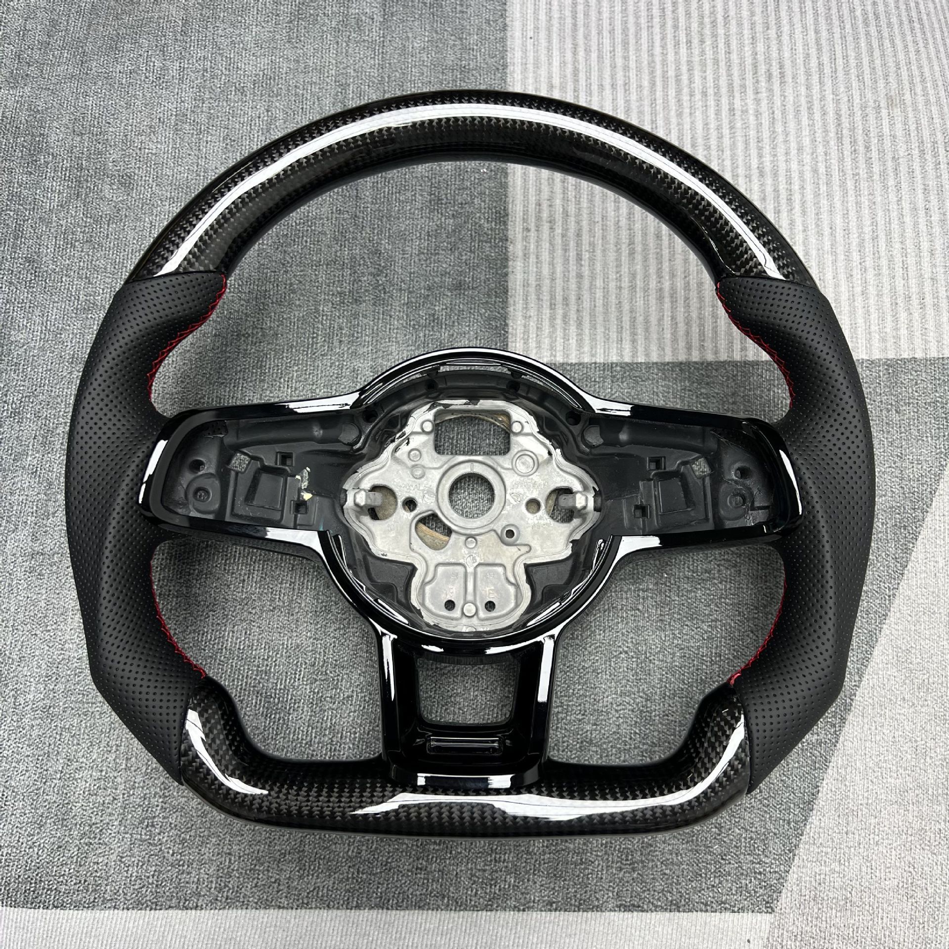 Factory customized carbon fiber steering wheel processing is suitable for Volkswagen Magotan/Sapat/Tuyue/Weilan/Polo