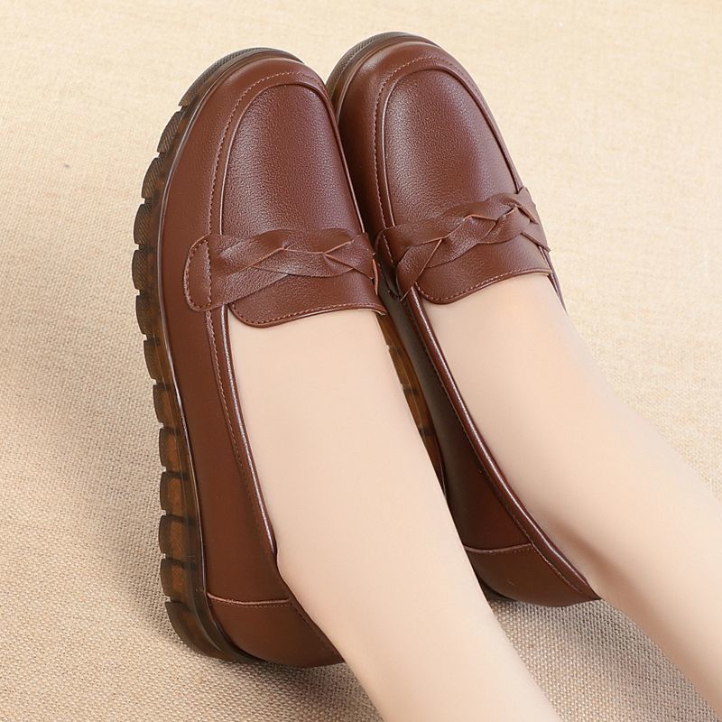 Primavera y otoño zapatos de sol suave de tendón de toro, zapatos de mujer de mediana edad, zapatos de cuero antideslizantes cómodos, zapatos de trabajo no cansados.
