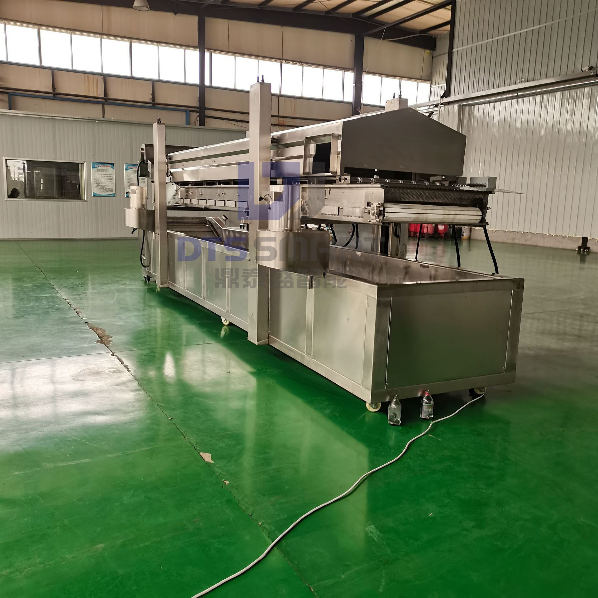 Pippi camarón línea de ensamblaje de frita pescado amarillo freidora continua equipos de frita de productos acuáticos freidora automática