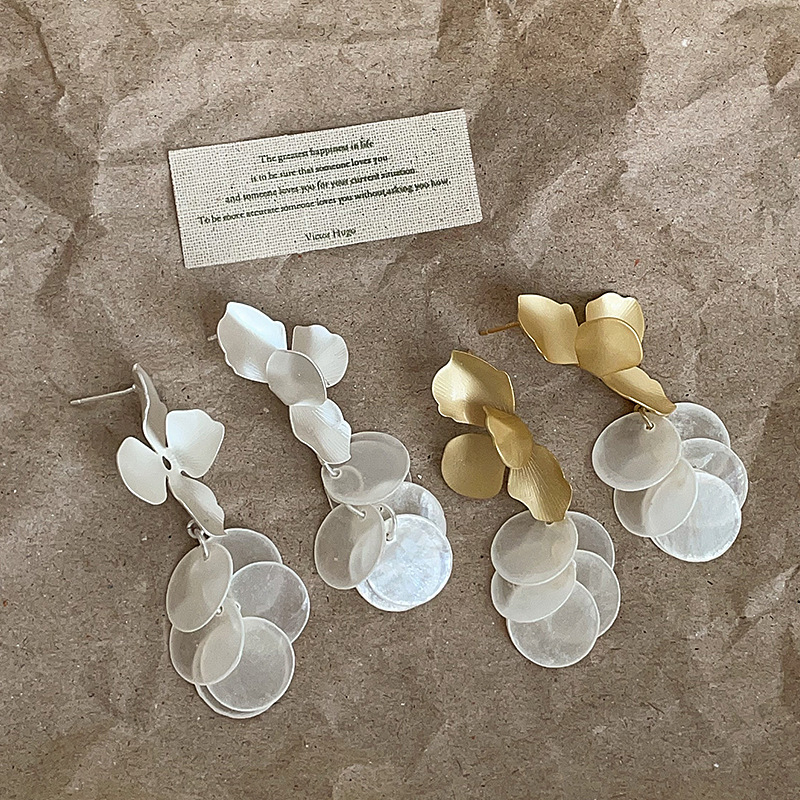 High-End Flower Shell Disc Tassel Earrings for Women, Holiday Style, Light Luxury, Elegant, Fashionable and Trendyy Earrings