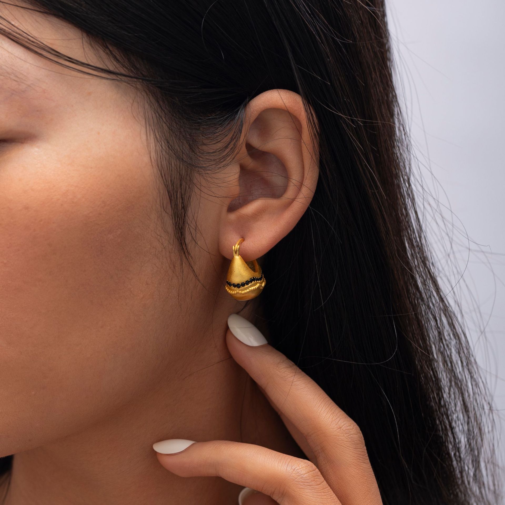 Cristal transfronterizo retro alta sensación latón chapado en oro goteo diseño de pendientes de diamante de estilo de moda