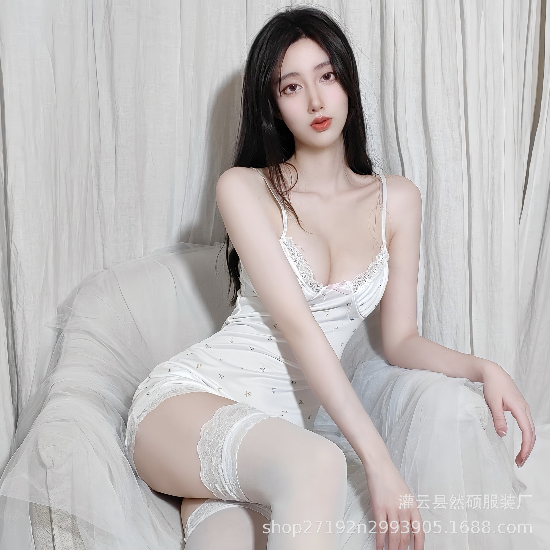 흰색 스타킹과 노란색 꽃 스커트