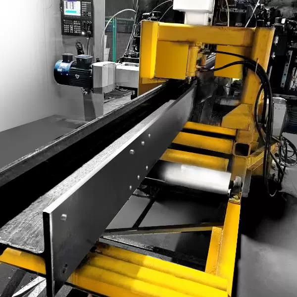 H型钢三维数控钻孔生产线数控钻孔 提供现场钻孔加工