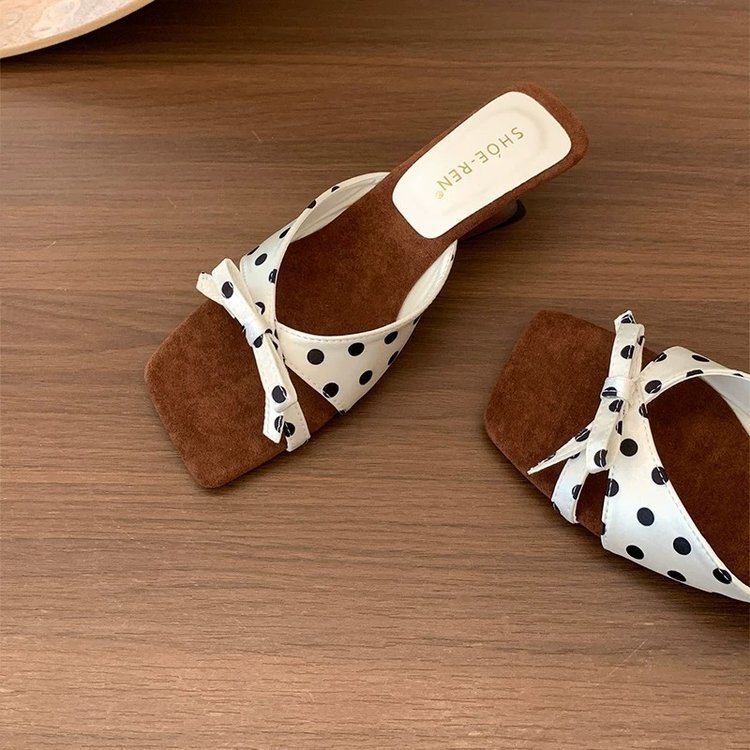 Zapatillas frescas para mujeres de verano cuadradas tacones gruesos muellers arco de color medio zapatos retro franceses de mujer
