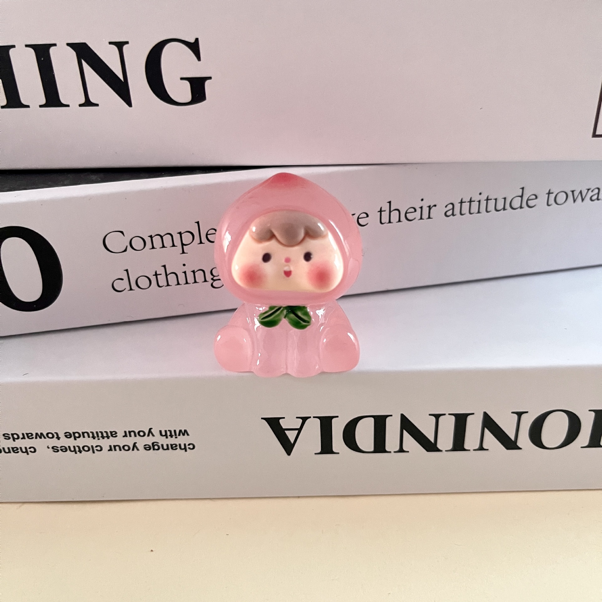 옻칠한 빛나는 복숭아