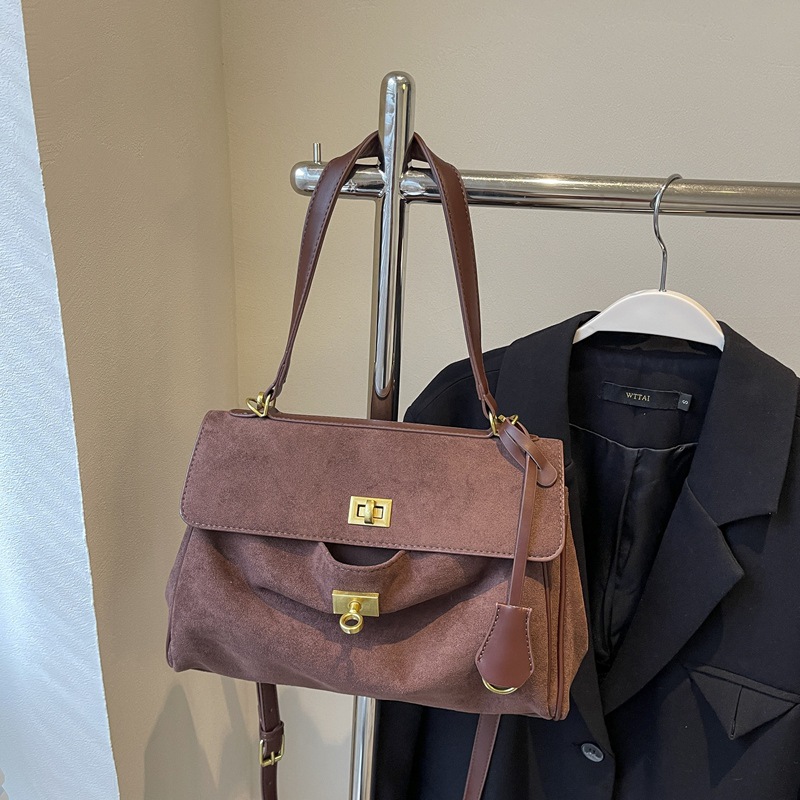 Este año, la popularidad de la bolsa de peluche retro, la capacidad de las mujeres, 2024 otoño y invierno, nueva moda, alta sensación de bolso de hombro.