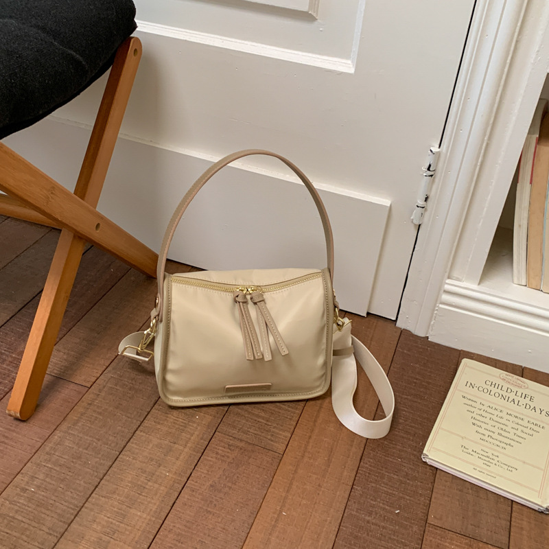 Bolsa de tela de nylon de gran capacidad para mujeres verano 2026 nueva moda moda moda bolsas de almohada de viaje bolsa de ocio
