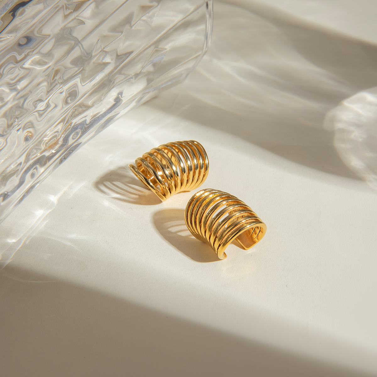 Europa y los Estados Unidos transfronterizos en la personalidad simple 18k oro de acero inoxidable resorte auriculares joyas de orejas al por mayor para mujeres
