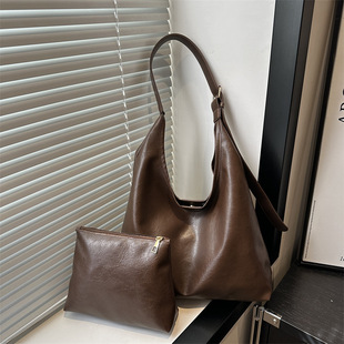 Fashionable capacious retro one-shoulder bag