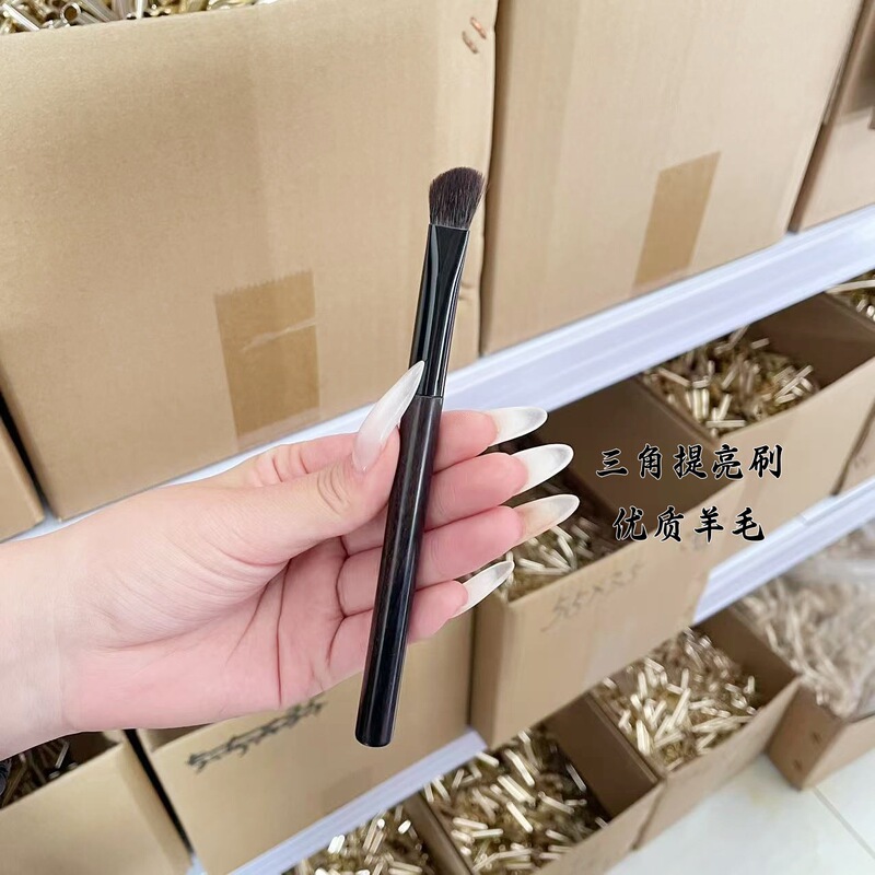 Wool Triangle Brightening Matte Highlighter Special Makeup Brush Cangzhou Animal Hair Classy Partial Makeup Brush