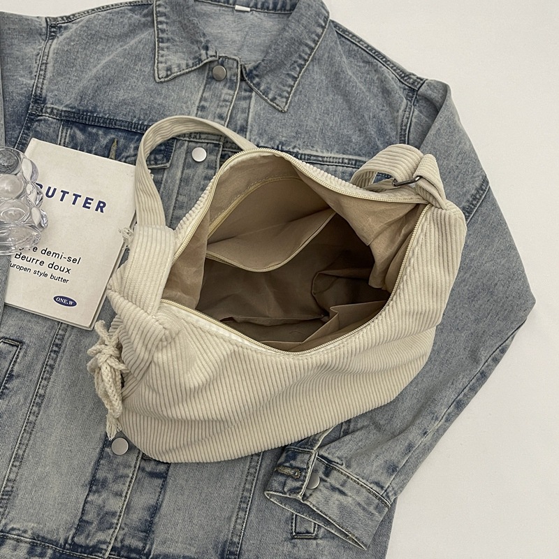 Bolsos de mujer de gran capacidad 2024 nuevo estilo pana otoño e invierno bolso de mensajero casual todo fósforo clase viaje bolsa de bola de masa marea