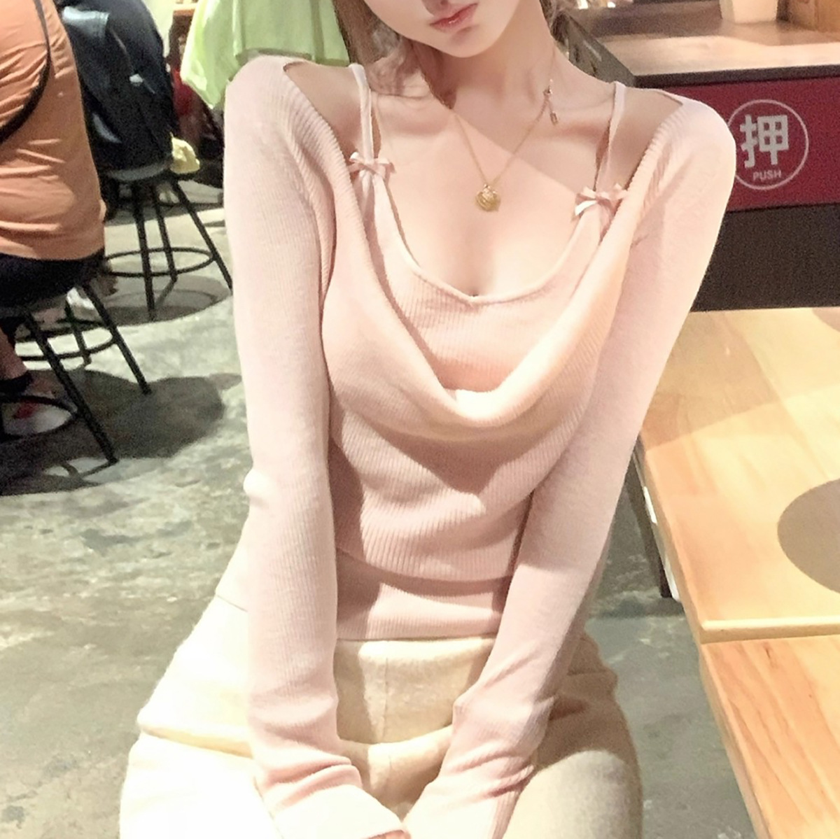 粉莓心事 假两件羊毛荡领针织上衣柔雾粉瓷白两色入