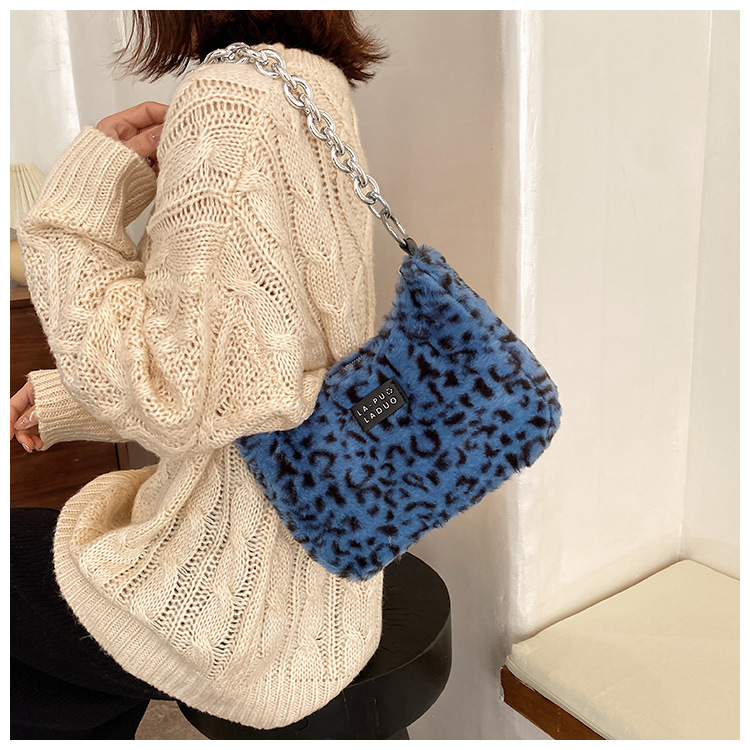 Sac En Peluche Femme Automne Et Hiver 2021 Nouveau Sac Messager Sous Les Bras À Une Épaule À Chaîne Épaisse display picture 6