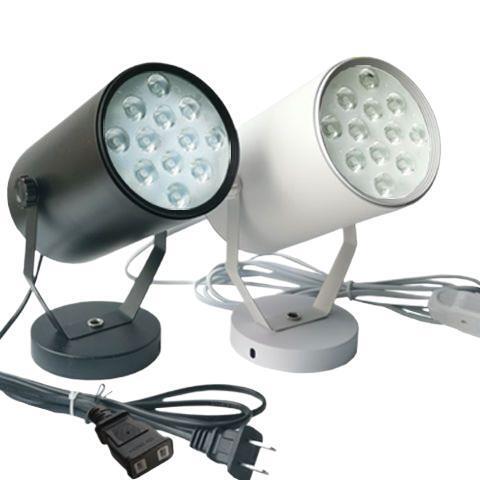 LEDウェディングスポットライトフロアランプは、カラフルな調光シートタイプのウェディングロードライトスポットライト背景壁ライト直販と並べて使用できます。|undefined