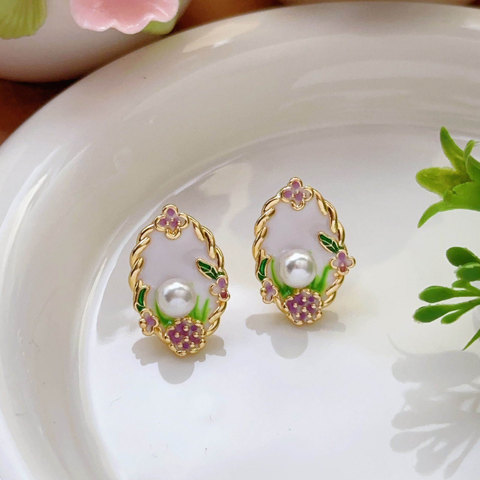 Pendientes de perlas Zhuji, temperamento blanco francés, pendientes antiguos, desplazamientos diarios, lujo ligero, joyería de orejas de alta gama al por mayor