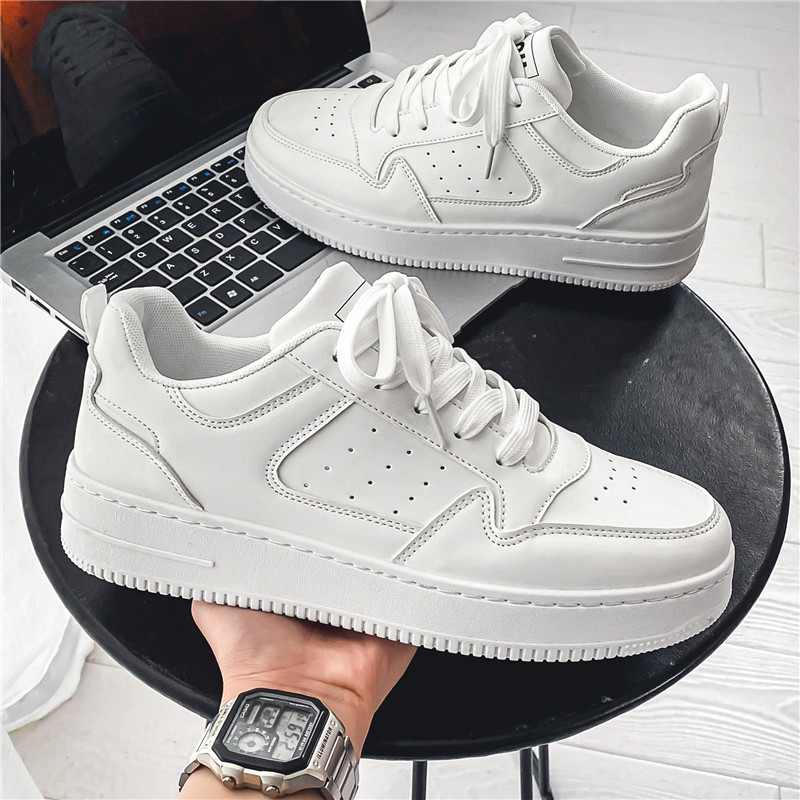 Zapatos de hombre primavera zapatos blancos 2026 ventilados nuevos zapatos de suela gruesa coreana de moda zapatos deportivos o casuales para estudiantes