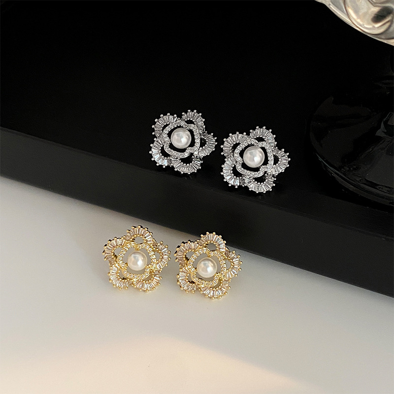 Fashionable design sophisticated elegant earrings from pearl