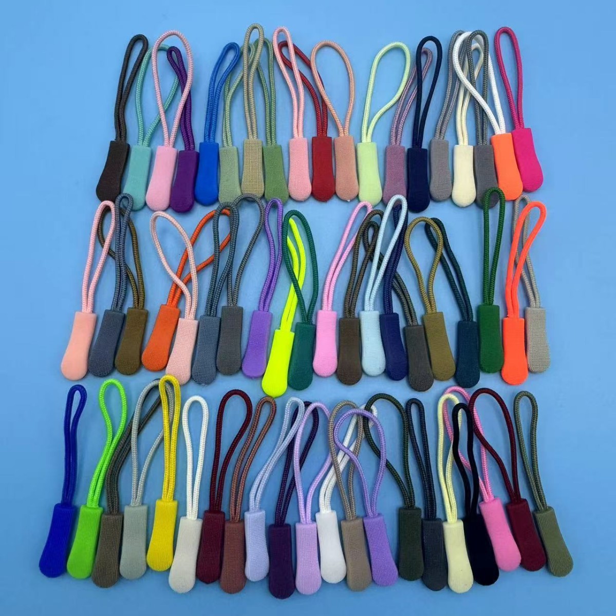 厂家现货97色注塑毛毛虫拉链拉尾绳服装箱包文具拉头绳子光板PP料