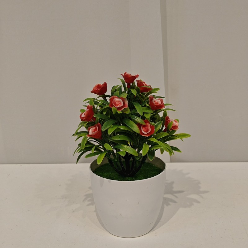 模擬緑の植物小さなバラの鉢植え小さな白いポットフラワーアレンジメントデスクトップ緑の葉のカラフルな花の装飾ハイエンド盆栽|undefined