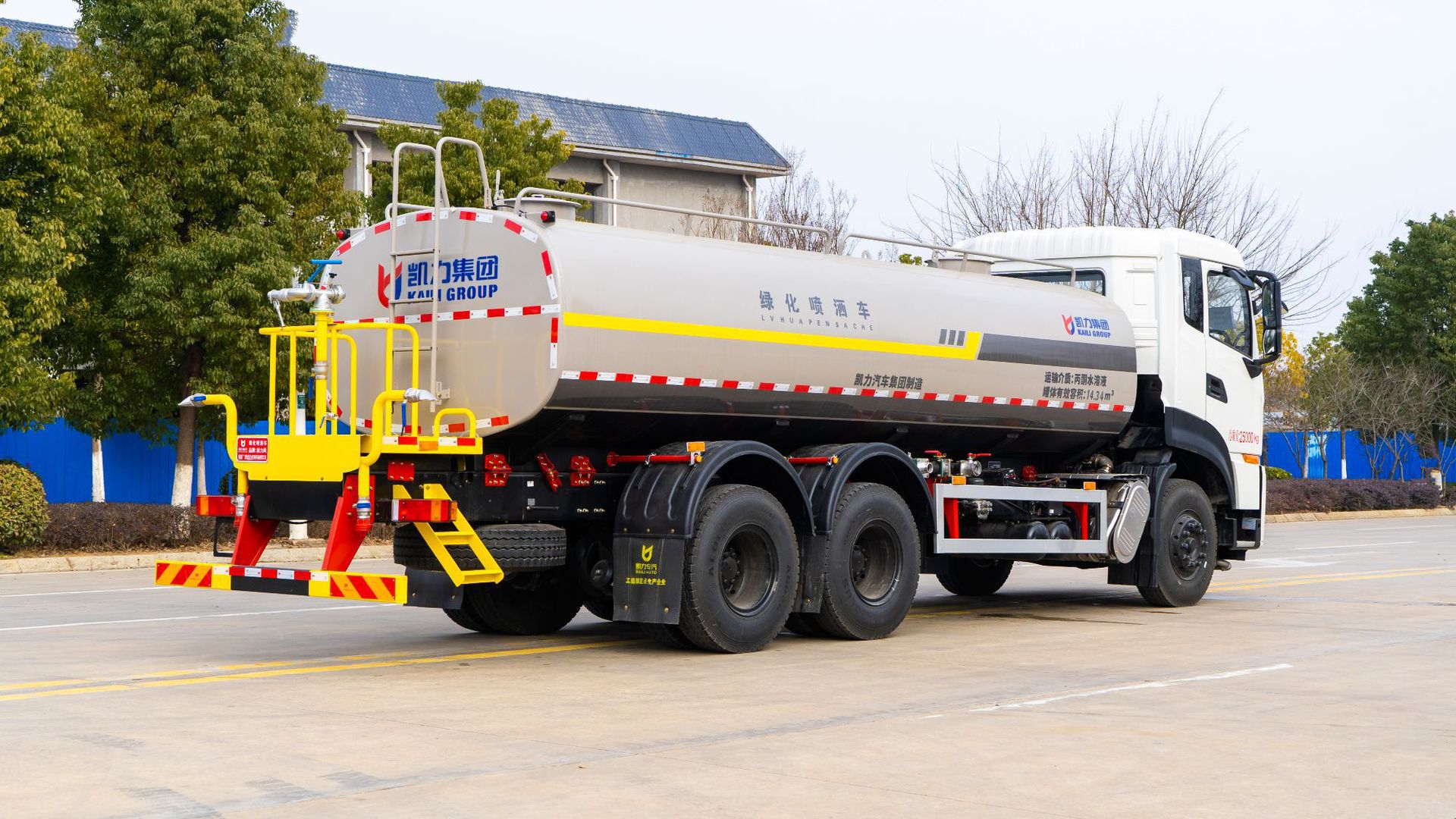 18.5-Ton Dongfeng Tianlong Rear Eight-Wheel Dust-Reducing Vehicle, Spraying to Reduce Dust, Efficient Dust-Reducing Tool for Garden Sanitation and Sprinkler Trucks