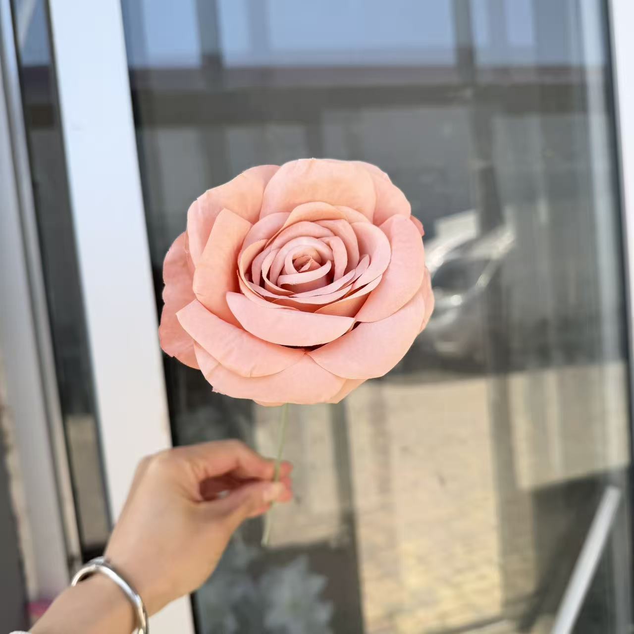 작은 싱글 장미와 가벼운 된장
