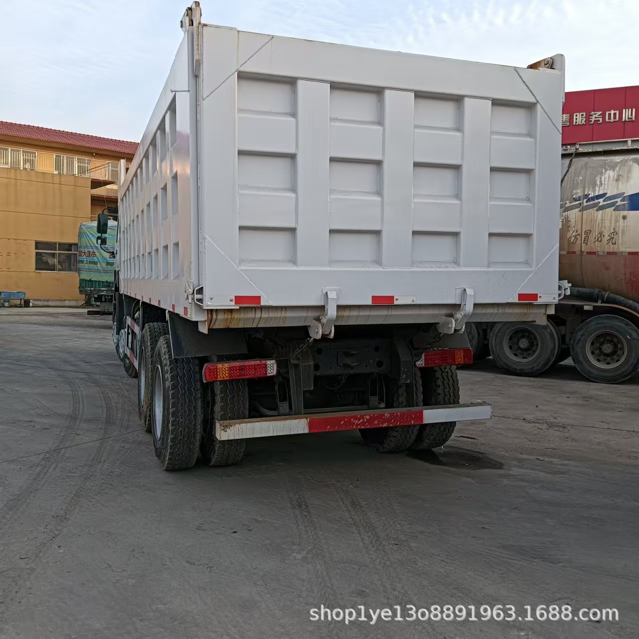Used Howo Dump Truck 8X4 Tipping Transport Engineering Vehicle Export Model National Three Engine 371 Horsepower